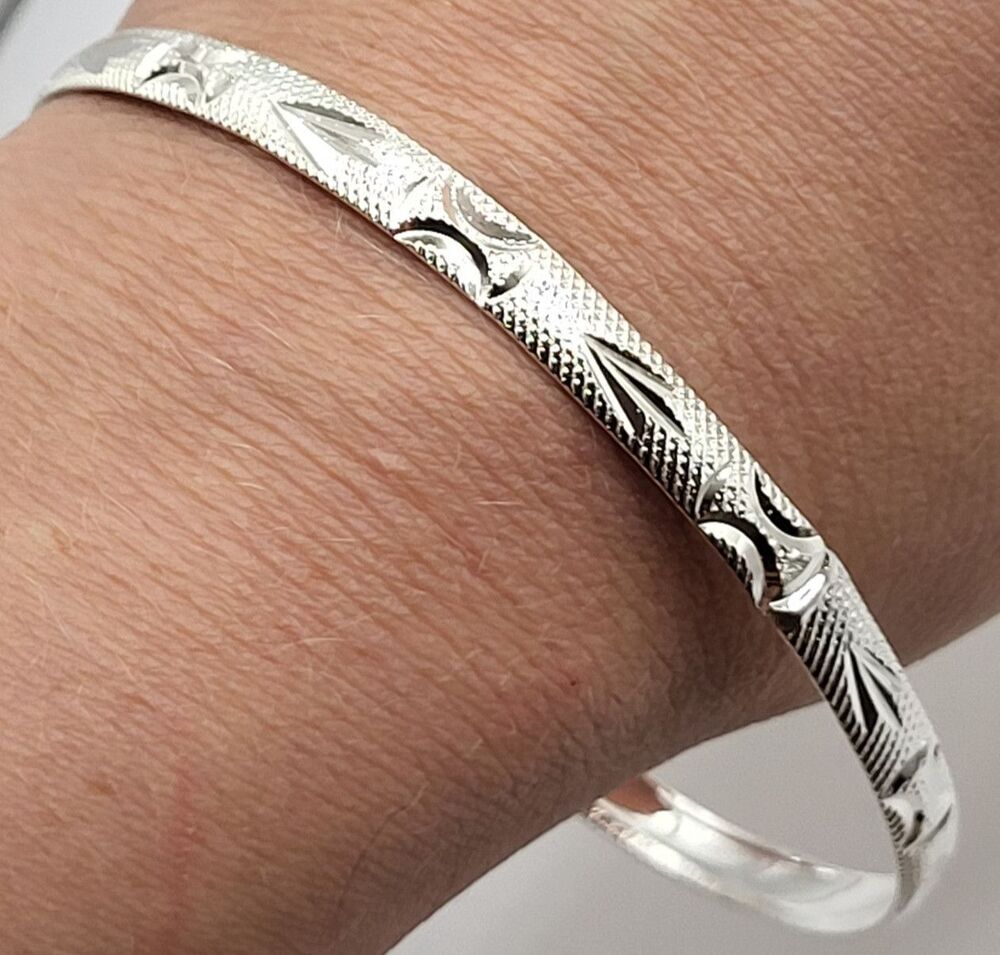 Silvertone Diamond-Cut Slip-on Bangle Geometric Chevron-Etched Pattern 3in Dia L